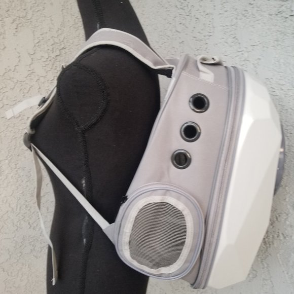 Portable travel cat carrier with versatile/interchangeable peep hole - Picture 2 of 10